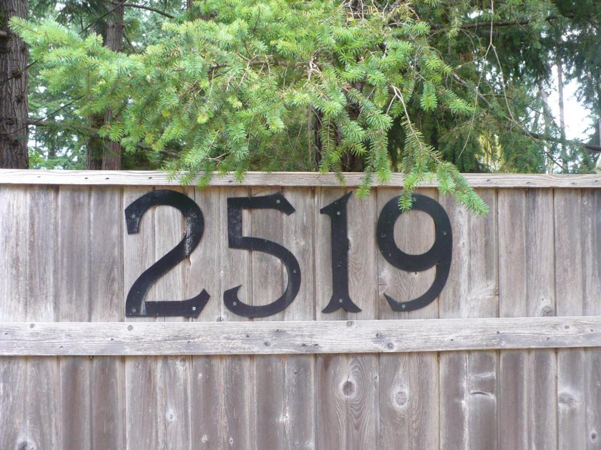 Bed and Breakfast At Nautica Tigh Private Keypad Entrances Qualicum Beach Exteriér fotografie