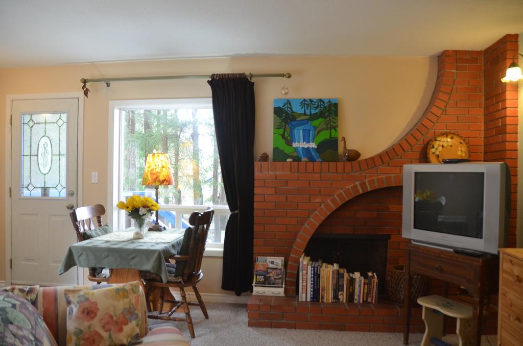 Bed and Breakfast At Nautica Tigh Private Keypad Entrances Qualicum Beach Exteriér fotografie